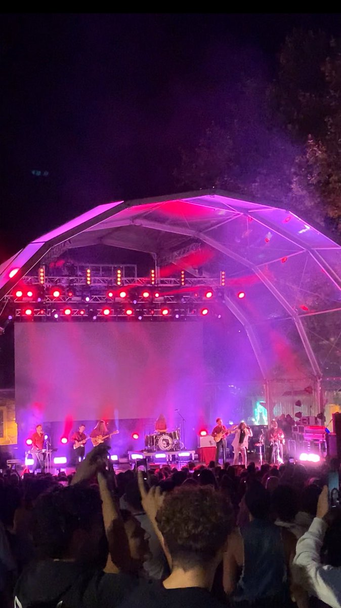 Tenham uma namorada que vá com vocês ver o jogo da vossa equipa e que no dia seguinte esteja com vocês no concerto de tributo a José Pinhal a cantar uma música que fala sobre penteados.

Recomendo 👍 

<a href="/leonorcf2002/">✨ Leonor Ferreira ✨</a> ❤️