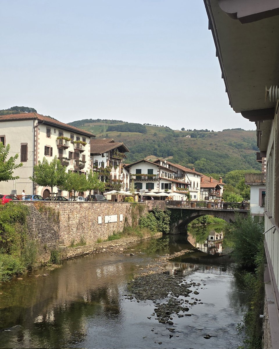Millaneando's tweet photo. 🏞️💚 En Elizondo el tiempo camina despacio: las fachadas guardan historias, el agua acaricia el pueblo y la naturaleza lo envuelve todo en calma. Un lugar que se queda contigo aunque te vayas.
Buenas noches a todos! 🫂
#millaneando #ilusion #roadtrip #vanlife #Navarra #elizondo https://t.co/j4RsTZPUqa