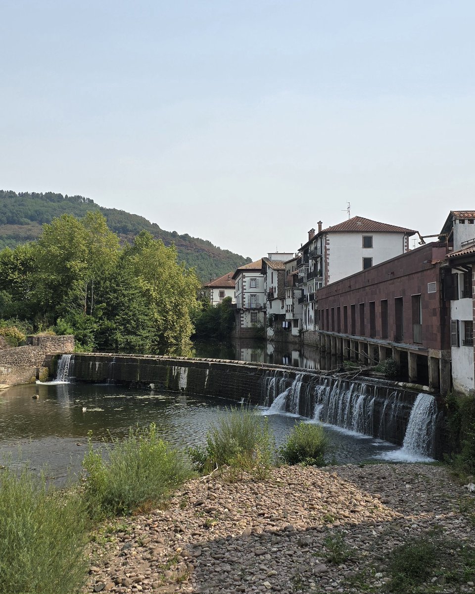 Millaneando's tweet photo. 🏞️💚 En Elizondo el tiempo camina despacio: las fachadas guardan historias, el agua acaricia el pueblo y la naturaleza lo envuelve todo en calma. Un lugar que se queda contigo aunque te vayas.
Buenas noches a todos! 🫂
#millaneando #ilusion #roadtrip #vanlife #Navarra #elizondo https://t.co/j4RsTZPUqa