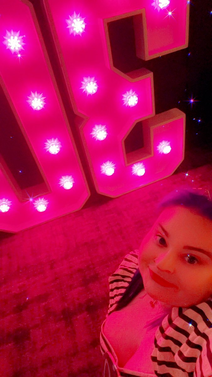 Cat Tomlisson 🌹 tweet media