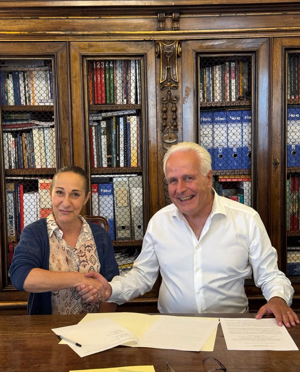 Stefano Esposito (@esposito18669) on Twitter photo Questa foto è molto divertente. Lo è pensando a quando <a href="/PaolaTavernaM5S/">Paola Taverna</a> definiva gli esponenti del <a href="/pdnetwork/">Partito Democratico 🇮🇹 🇪🇺</a> mafiosi e merde. E concludeva dicendo che dovevamo morire. La vita è strana e piena di sorprese. Come si cambia per non morire. Miracoli del #campolarghissimo Questa foto è molto divertente. Lo è pensando a quando <a href="/PaolaTavernaM5S/">Paola Taverna</a> definiva gli esponenti del <a href="/pdnetwork/">Partito Democratico 🇮🇹 🇪🇺</a> mafiosi e merde. E concludeva dicendo che dovevamo morire. La vita è strana e piena di sorprese. Come si cambia per non morire. Miracoli del #campolarghissimo