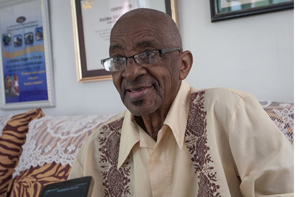 Muchas felicidades en su cumpleaños al padre fundador de la Escuela Cubana de #Boxeo, Alcides Sagarra Carón.
Un abrazo de la familia del #DeporteCubano, que se enorgullece de su obra y amor a #Cuba.