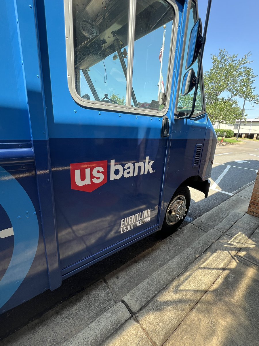 SterlingElemen1's tweet photo. Thank you @usbank for providing lunch for our staff today! 🥪 🍎 🍪 #sterlingpride🐯 #RowTogether🛶 #Crew89 https://t.co/tq0r0bDq2q