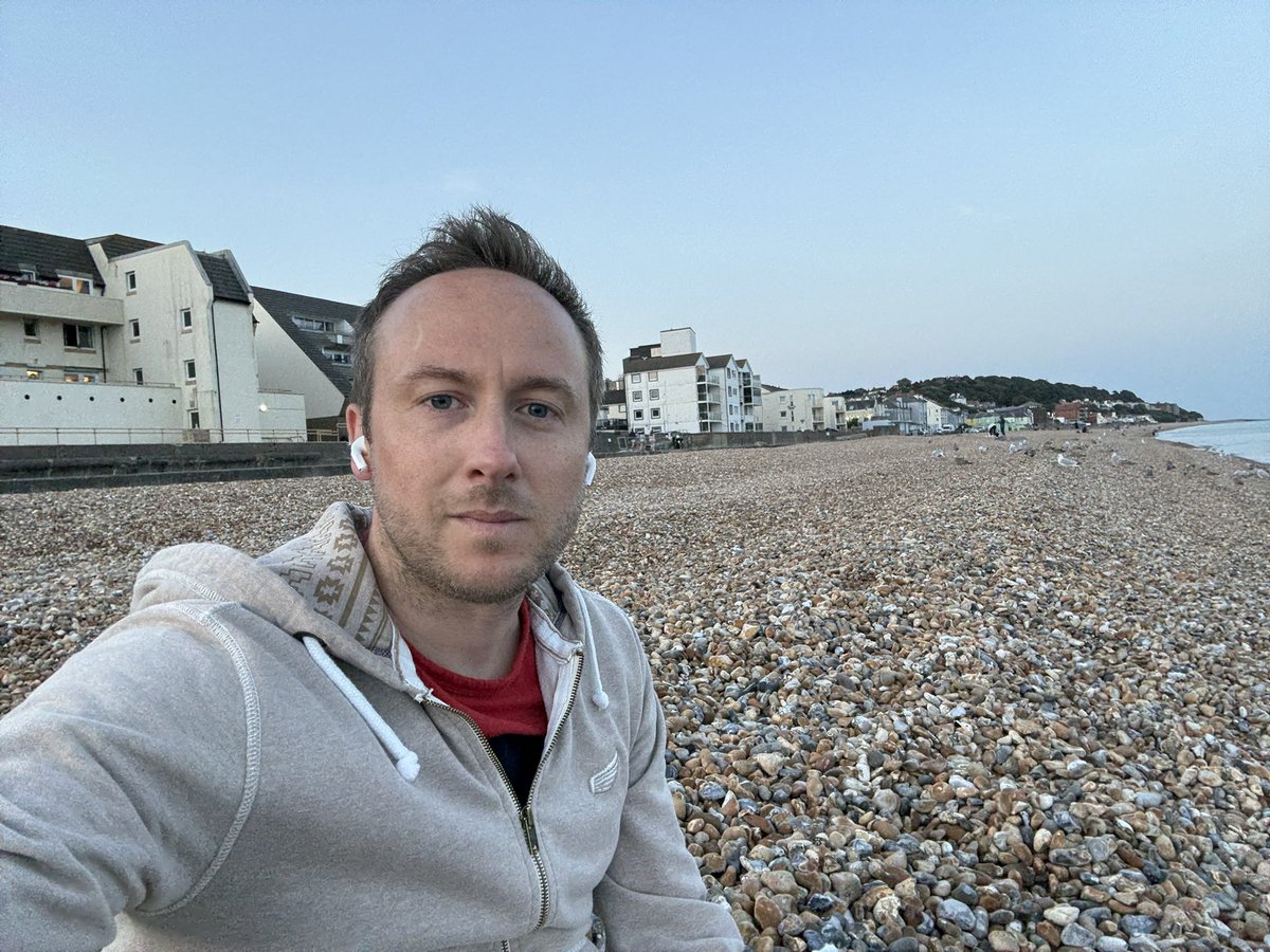 A walking Wrnr 🚶🌅 

#evening #walk #sea