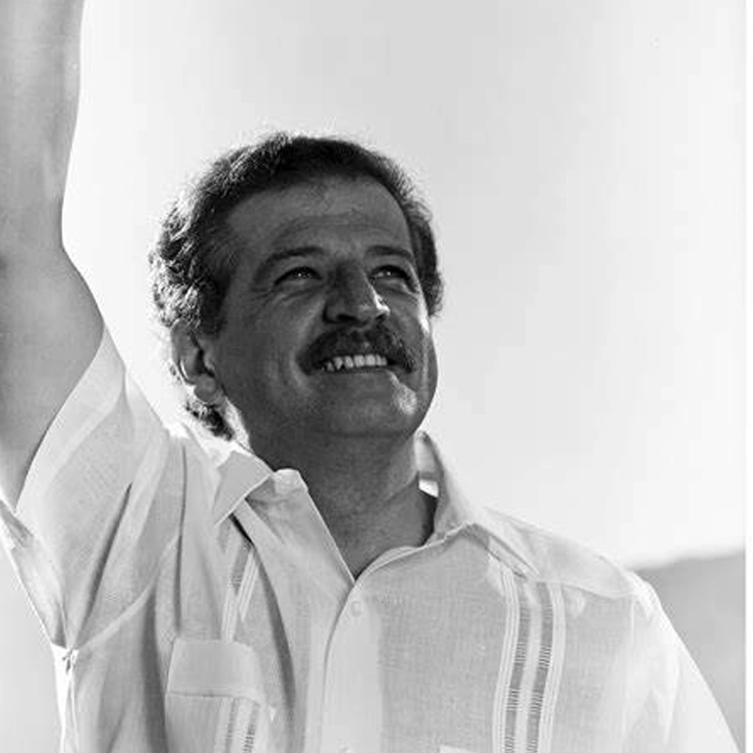 rovillalba's tweet photo. Hoy, hace 36 años, la mafia del narcotráfico liderada por Pablo Escobar, asesinó a Luis Carlos Galán. Con este magnicidio, acabaron con un estadista, un líder de verdad y la esperanza de los colombianos. Tuve el privilegio de militar a su lado. https://t.co/4jXzFdVswt