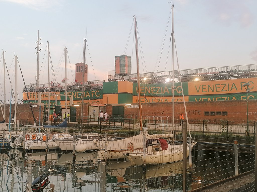 Venice away is just bonkers &amp; bucket list stuff 🧵

1. The boat ride in... including a James Bond style escort 🌊🚤

#groundhopping