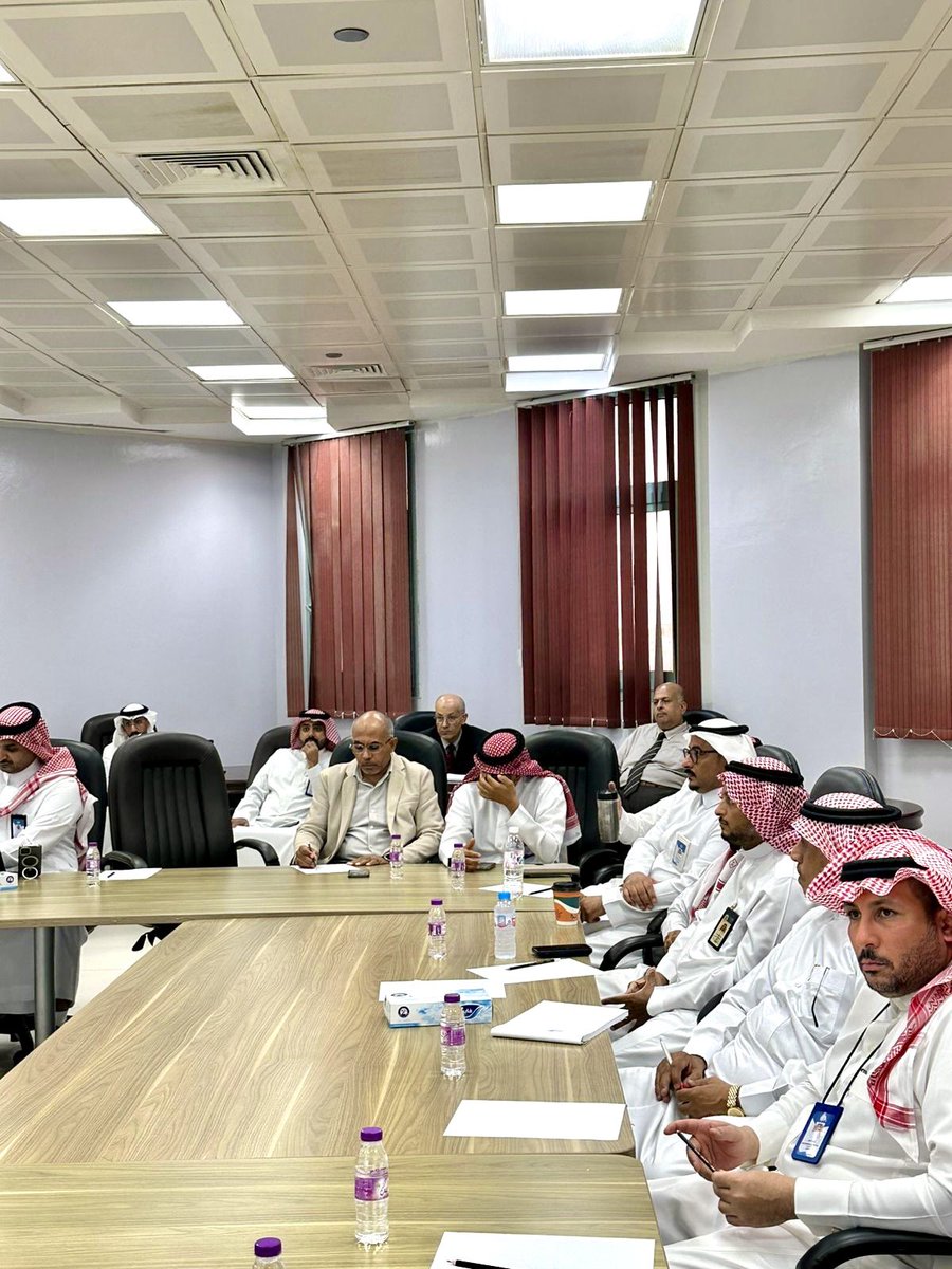 برئاسة سعادة عميد الكلية #حسين_الناشري، عقد اجتماع مع وكلاء الكلية ورؤساء ونواب الوحدات واللجان لاستعراض خطة عمل منظومة الكلية خلال العام الجامعي 1447هـ، بما يحقق جودة الأداء الأكاديمي والبحثي وتحقيق تطلعات الكلية والجامعة. 
#جامعة_جازان
#كلية_العلوم