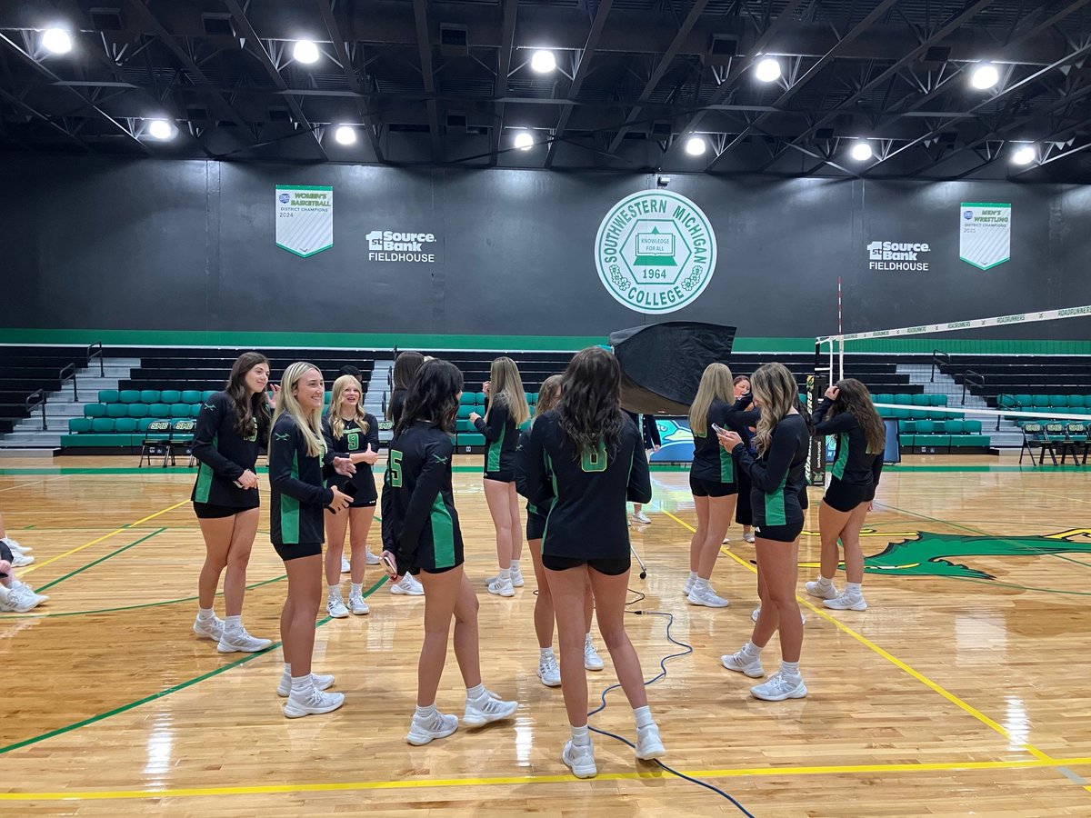 SMCRoadrunners's tweet photo. Today was Media Day 2025 for Volleyball and Cross Country...always a fun time. Here's a peek behind-the-scenes - you'll start seeing the real shots soon!
#PointRoadrunners #LongGreenLine #FastAndFierce #RunAsOne #WeAreSMC https://t.co/Pm28AkJJjX