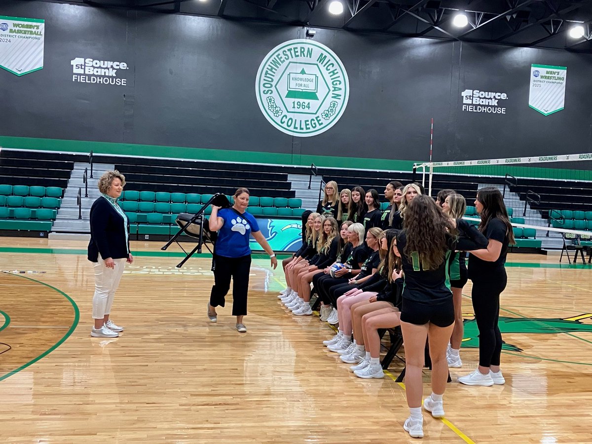 SMCRoadrunners's tweet photo. Today was Media Day 2025 for Volleyball and Cross Country...always a fun time. Here's a peek behind-the-scenes - you'll start seeing the real shots soon!
#PointRoadrunners #LongGreenLine #FastAndFierce #RunAsOne #WeAreSMC https://t.co/Pm28AkJJjX