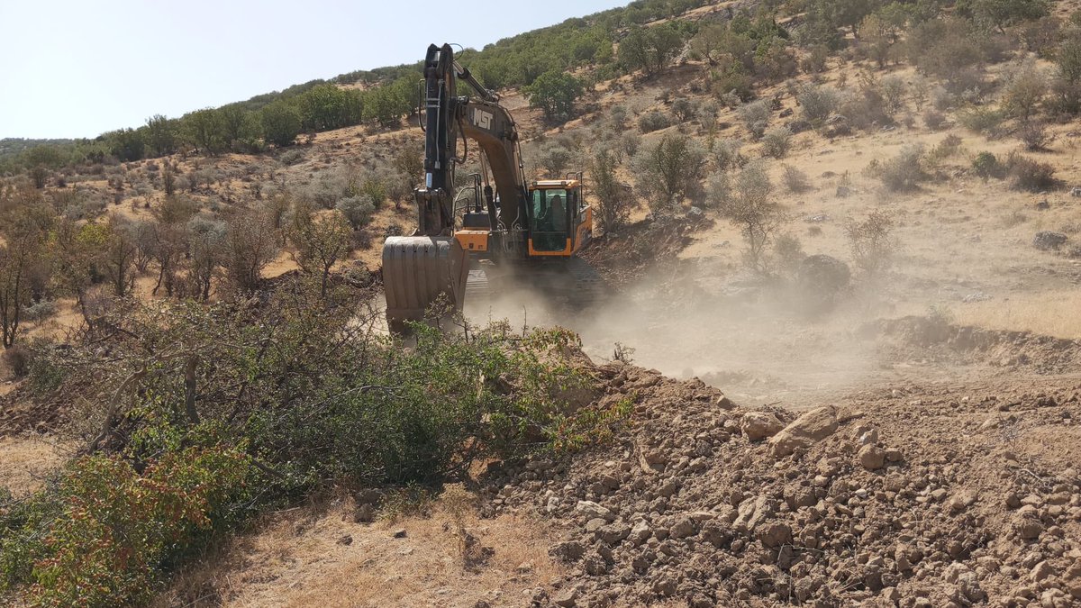 Bugün belediyemiz fen ekipleri tarafından ilçemizde sokak hayvanları barınağı yapım çalışmalarına başlandı. İnşa edilecek barınak, ilçemizdeki sokak hayvanlarının barınma sorununu çözmek ve onlara daha sağlıklı yaşam koşulları sunmak amacıyla hayata geçiriliyor.