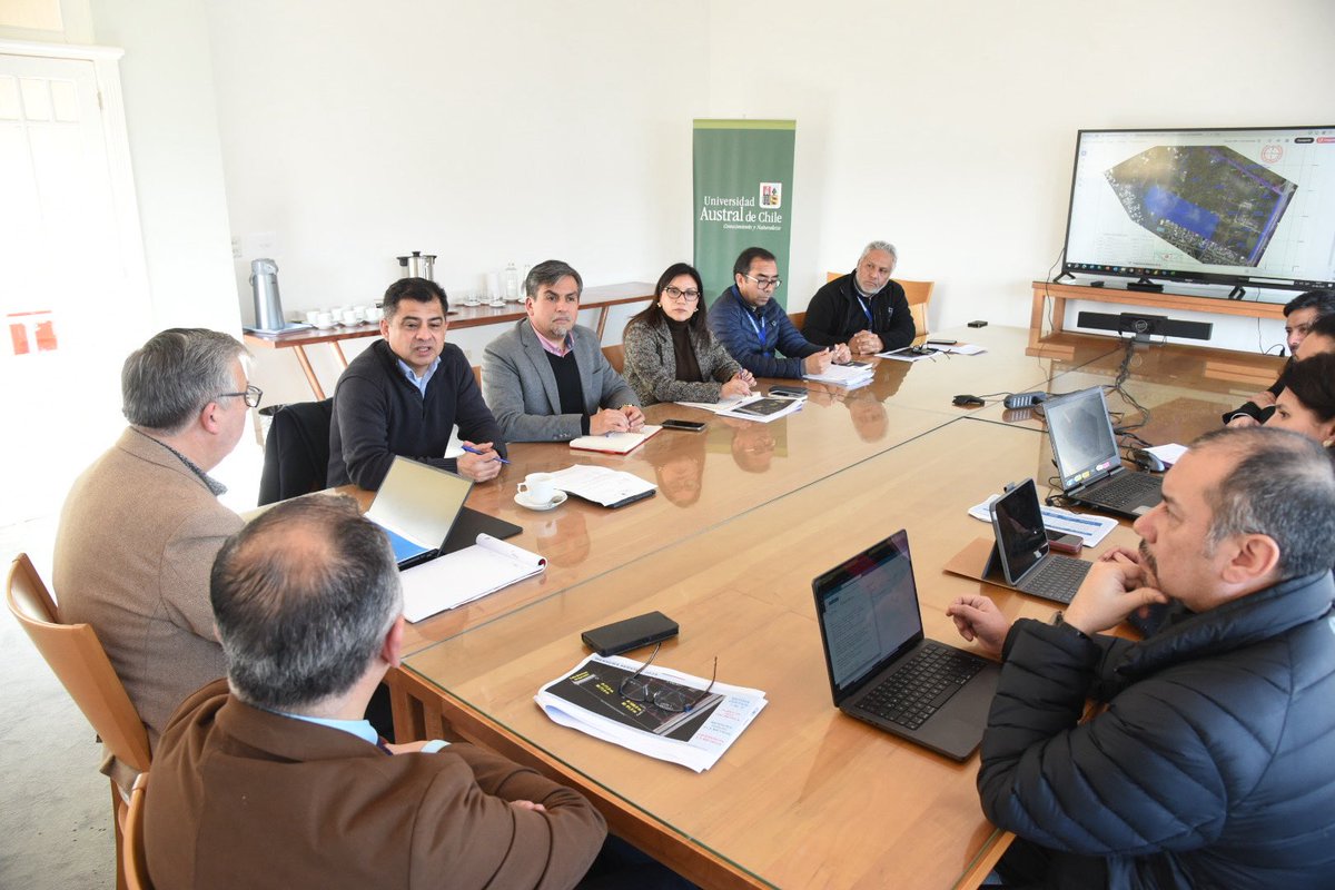 Delegación Presidencial Regional de Los Ríos (@dprlosrios) on Twitter photo Avanzamos en #PlanEmergenciaHabitacional🏘️
✅Delegado, Dr. Jorge Alvial, junto al seremi <a href="/Minvulosrios/">MINVU LOS RIOS</a> y <a href="/serviulosrios/">SERVIU Los Ríos</a> se reunieron con el equipo de rectoría de esta casa de estudios, encabezado por su rector Dr. Egon Montecinos a fin de cerrar acuerdos en materia de viviendas. Avanzamos en #PlanEmergenciaHabitacional🏘️
✅Delegado, Dr. Jorge Alvial, junto al seremi <a href="/Minvulosrios/">MINVU LOS RIOS</a> y <a href="/serviulosrios/">SERVIU Los Ríos</a> se reunieron con el equipo de rectoría de esta casa de estudios, encabezado por su rector Dr. Egon Montecinos a fin de cerrar acuerdos en materia de viviendas.