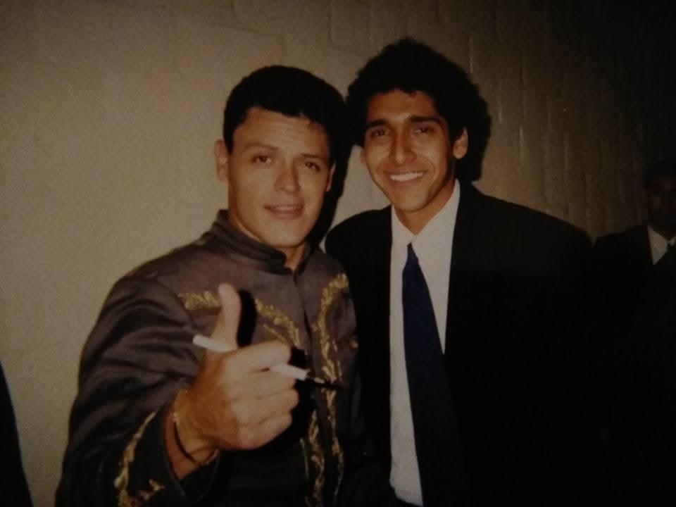 ElColor_Oficial's tweet photo. @pedro_fer  Desde niño, siempre quise ser como tú; mi artista favorito. ¡Gran presentación en Dallas! Nos encantó a mi esposa y a mí! Aquí unas foto de 1999 en Brownsville y sábado en Dallas. Gracias por tantos años de música. Salu2 y bendiciones a tu fam. 🙏📸🎤 #PedroFernández https://t.co/rJFIKehbWf