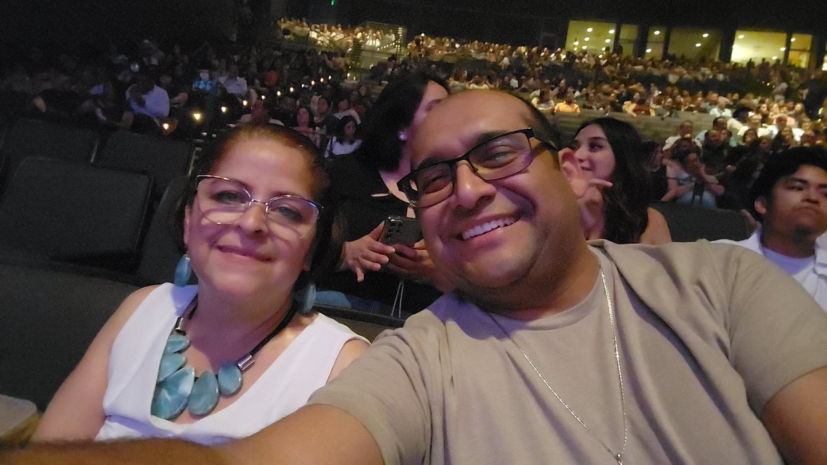 ElColor_Oficial's tweet photo. @pedro_fer  Desde niño, siempre quise ser como tú; mi artista favorito. ¡Gran presentación en Dallas! Nos encantó a mi esposa y a mí! Aquí unas foto de 1999 en Brownsville y sábado en Dallas. Gracias por tantos años de música. Salu2 y bendiciones a tu fam. 🙏📸🎤 #PedroFernández https://t.co/rJFIKehbWf