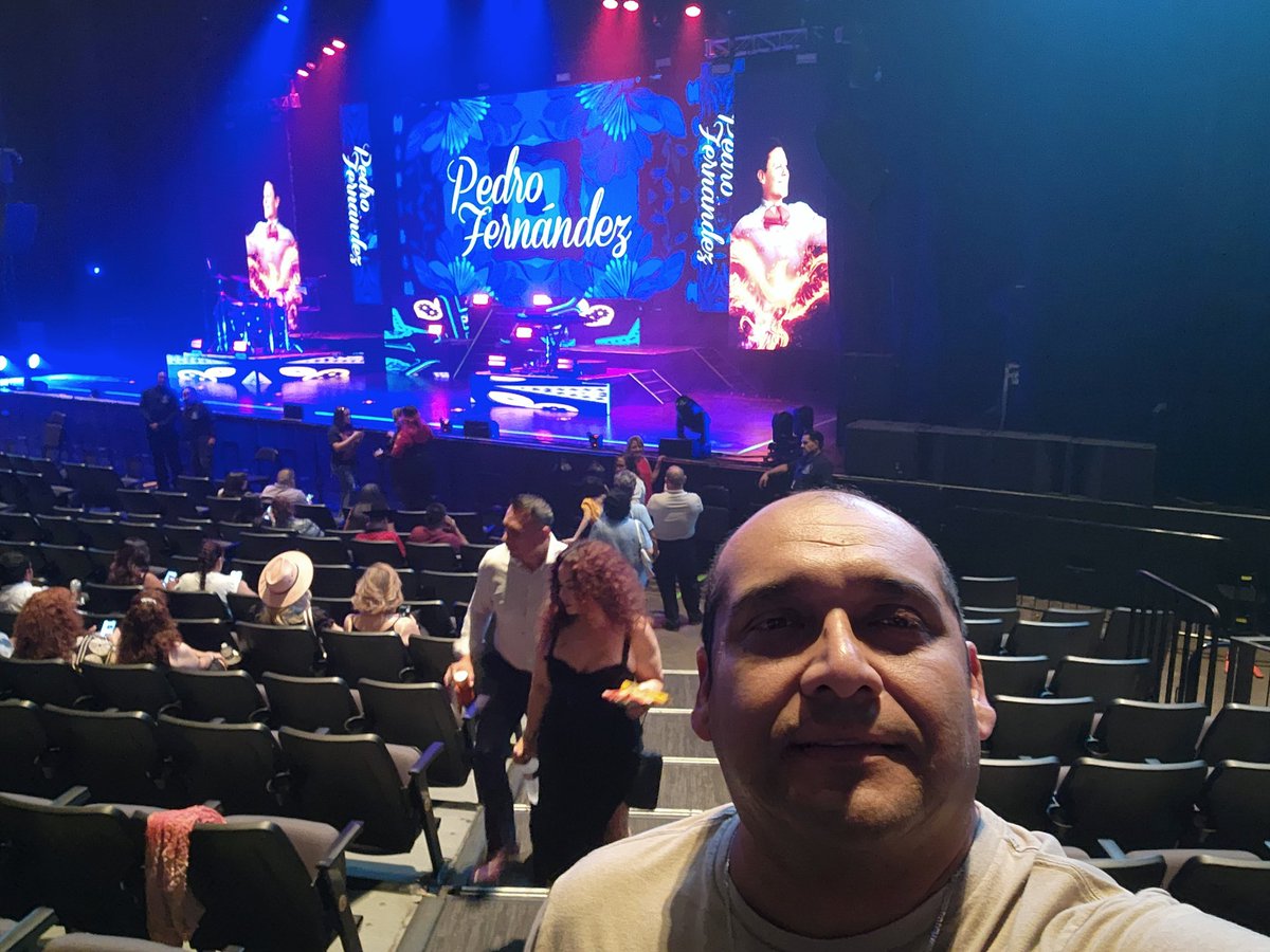 ElColor_Oficial's tweet photo. @pedro_fer  Desde niño, siempre quise ser como tú; mi artista favorito. ¡Gran presentación en Dallas! Nos encantó a mi esposa y a mí! Aquí unas foto de 1999 en Brownsville y sábado en Dallas. Gracias por tantos años de música. Salu2 y bendiciones a tu fam. 🙏📸🎤 #PedroFernández https://t.co/rJFIKehbWf