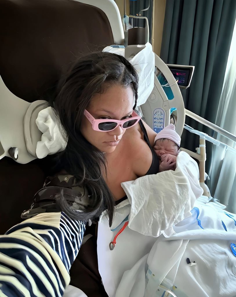 Awww, Rihanna has just given birth to another child.😍👩‍🍼