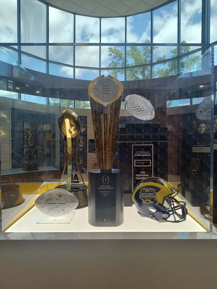 Balas_Wolverine's tweet photo. Beautiful day at Schembechler Hall. https://t.co/p7k6IhxTug