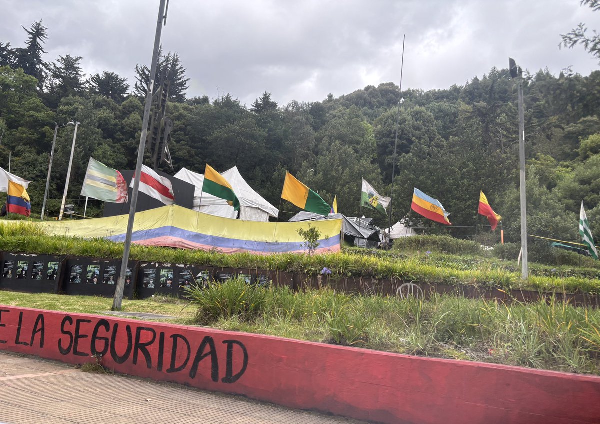 ¿ Para cuando este desalojo? El alcalde <a href="/CarlosFGalan/">Carlos F. Galán</a> va a permitir que sigan vandalizando y degenerando la oreja de la calle 100 con 7ma? <a href="/GobiernoBTA/">Secretaría de Gobierno</a>