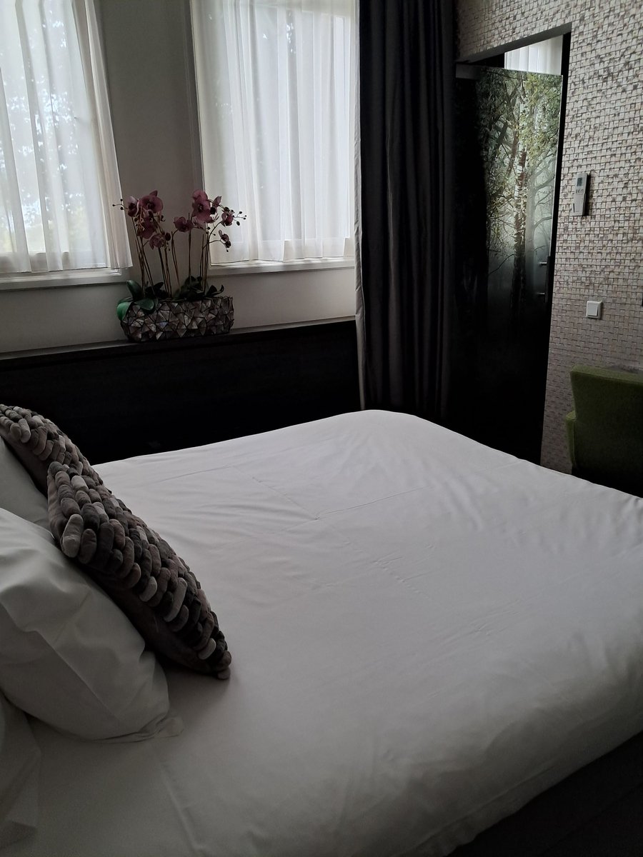 Het was een druk weekend.
Een verjaardagsfeest met overnachting in een hotel.
Een tuinfeestje bij mijn schoonouders voor hun verjaardagen.
Het was gezellig  veel gelachen, soms een traan. In mijn hart en de gesprekken was je erbij 
Maar wat is het nu stil in huis #misje #rouw💔
