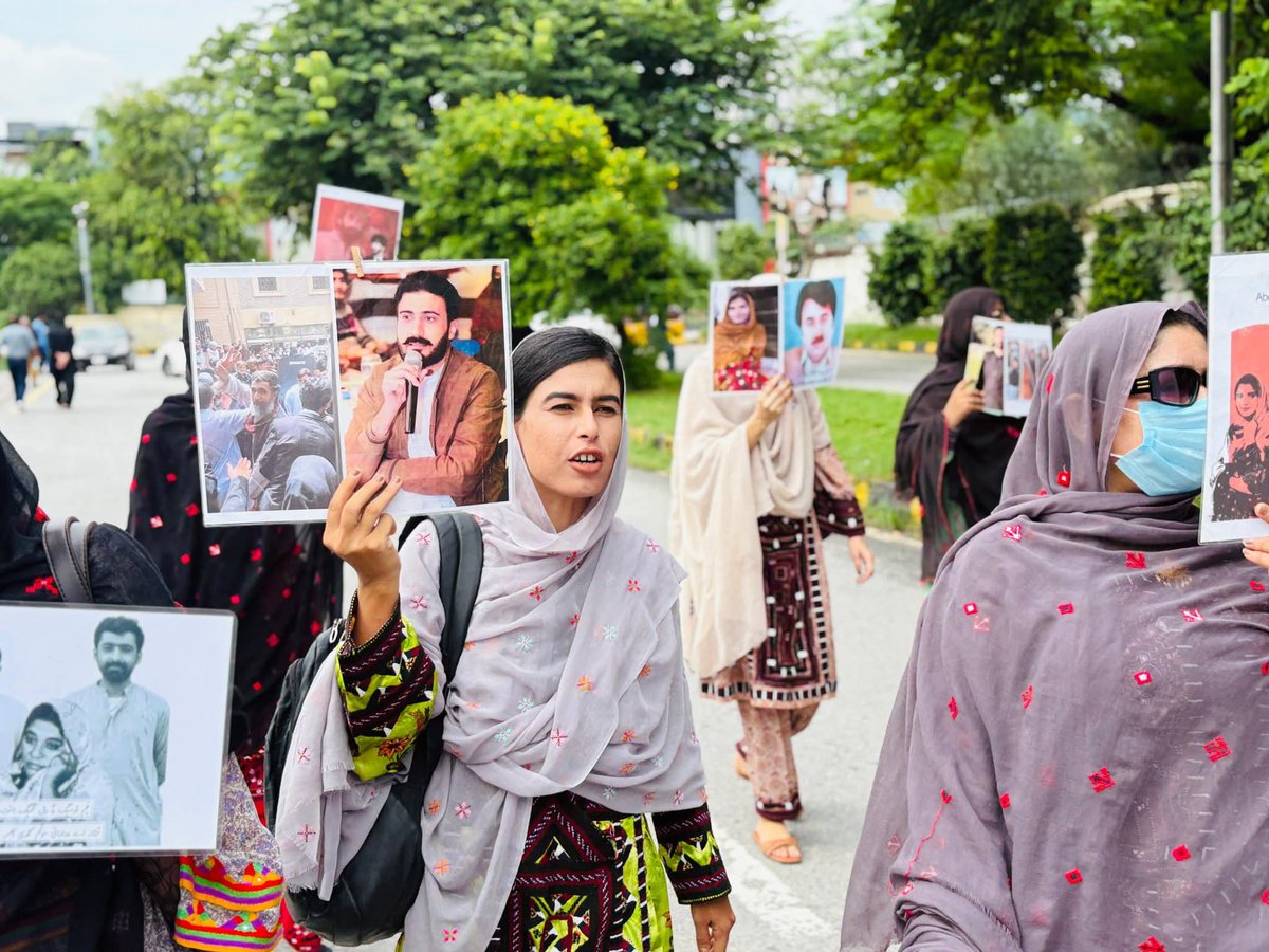 پچھلے 34 دنوں سے بلوچ مائیں اور بہنیں اپنے جبری طور پر لاپتہ افراد کے خلاف اسلام آباد کے سڑکوں پر سراپا احتجاج بیٹھے ہیں 💔 کوئی سننے کو تیار نہیں ، بالآخر کیوں اور کب تک ؟
#ReleaseAllMissingPersons