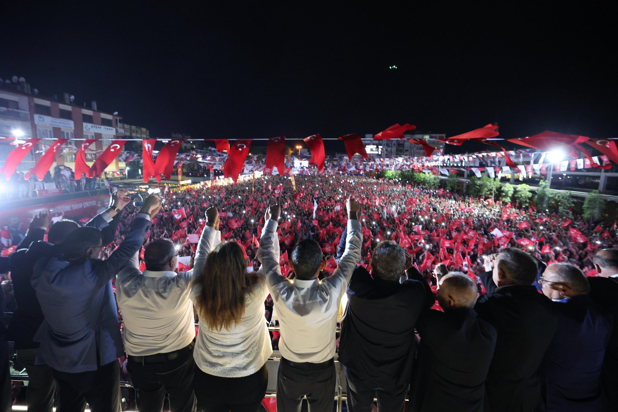 CHP Chair Ozgur Ozel finishes addressing citizens in Aydın during the “Safeguarding the National Will” rally on August 18, 2025. (Photo via X/@herkesicinCHP)