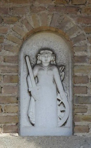 Daar weer de Kwis  #geveltaal  weer en ja -&gt; (No #492) alweer!  Ik laat een willekeurig "gevelbeeld" zien en ja waar zit die ?  In Groot-Amsterdam-&gt; #kenjestad ! eeuwige roem wie het raadt
Een eitje