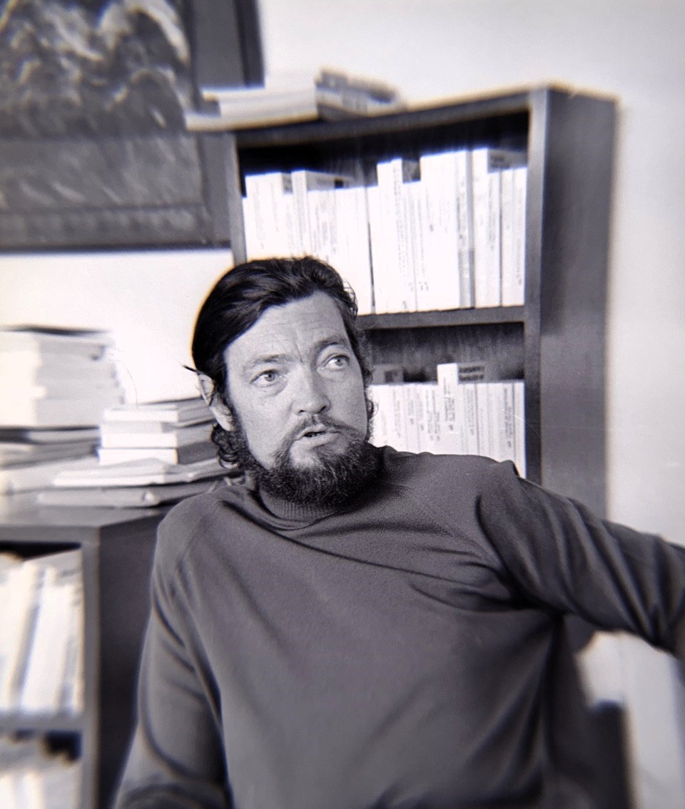 #UnDíaComoHoy, pero de 1914, nació Julio Cortázar, escritor y traductor argentino.  Es distinguido por su aporte a la literatura contemporánea en lengua española. Su obra abarcó géneros como el cuento, la novela y el ensayo.