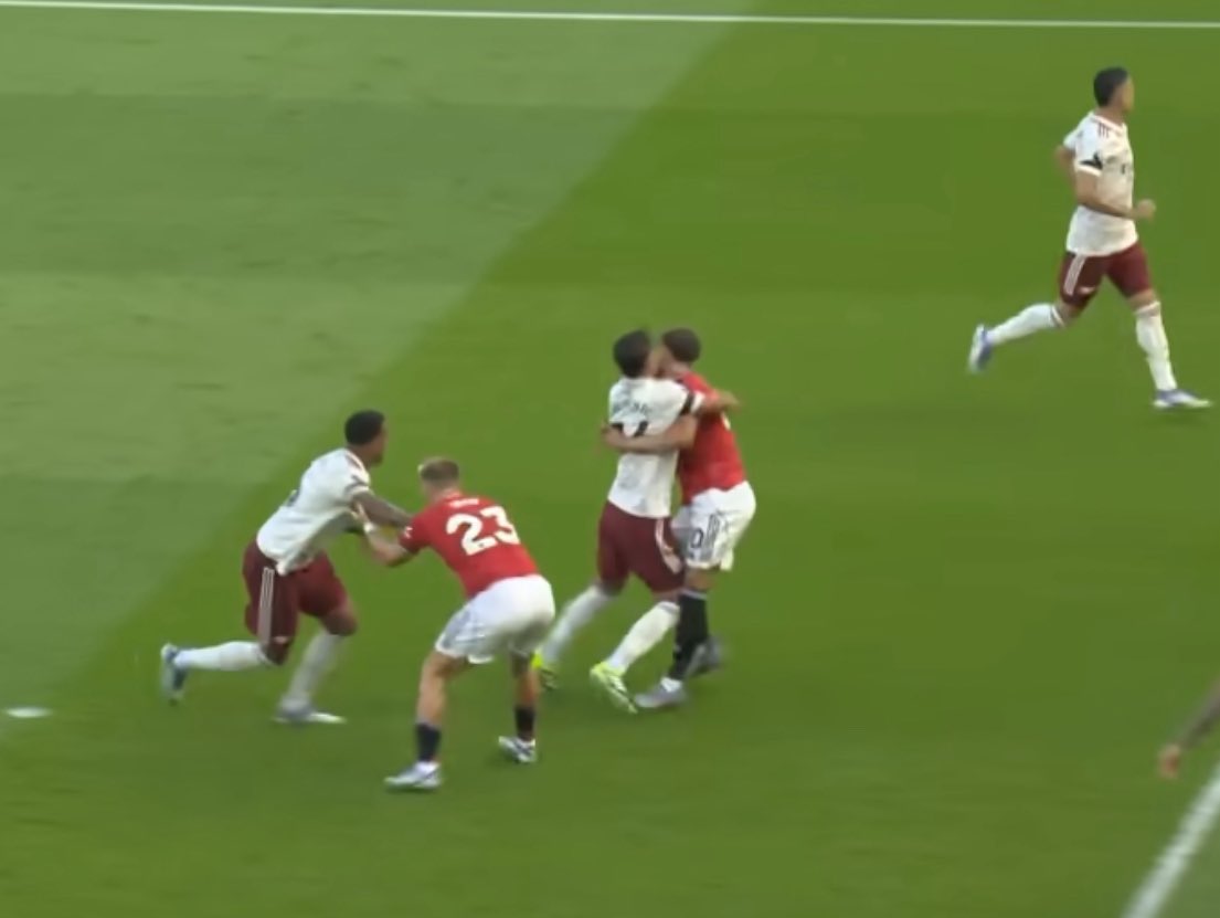 Arsenal_FRA's tweet image. 🗣️ Gary Neville sur le but d&apos;Arsenal : 

« Non, je ne pense pas que ce soit une faute. Si Manchester United veut une faute, Matheus Cunha attrape Martín Zubimendi ! »