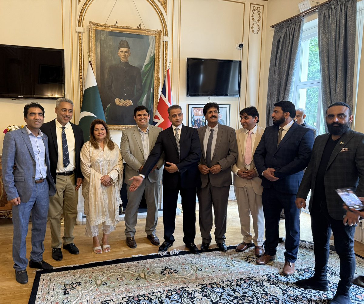 PMLNUKWOMENWING's tweet photo. #PMLN_UK Team , President UK @ahsandar066 with #DeputyPrimeMinister #Pakistan @MIshaqDar50 
#CommunityEngagement
#DiplomaticEngagement
#PakistanEconomicGrowth
#PakistanZindabad
@hinamalik85 #DeputyHeadWomenPMLN_UK 
@iqbalsandhupmln @iqbalsandhu583 https://t.co/cX5Qrz4SRt