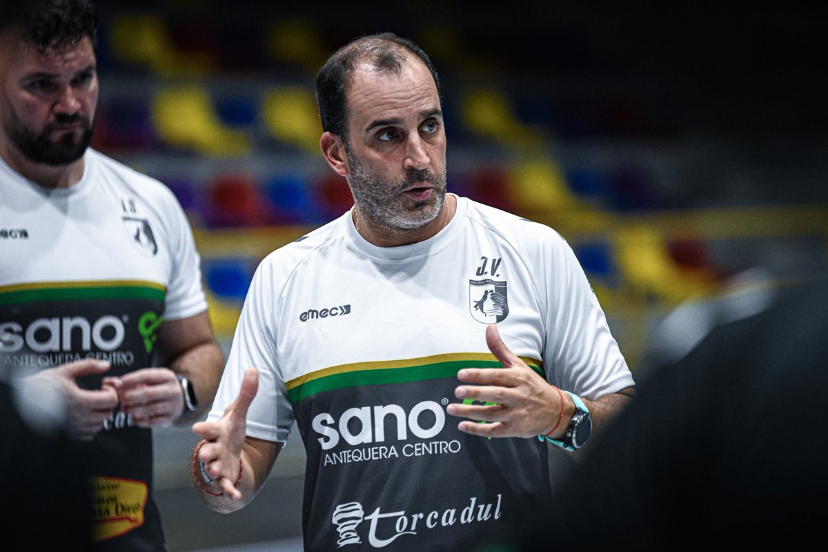 🤾‍♂️💦 El Sano Antequera echa a rodar bajo las órdenes de <a href="/josevegas84/">Jose Vegas</a>. 

#SomosTorcal #Antequera #Balonmano #100x100Antequera