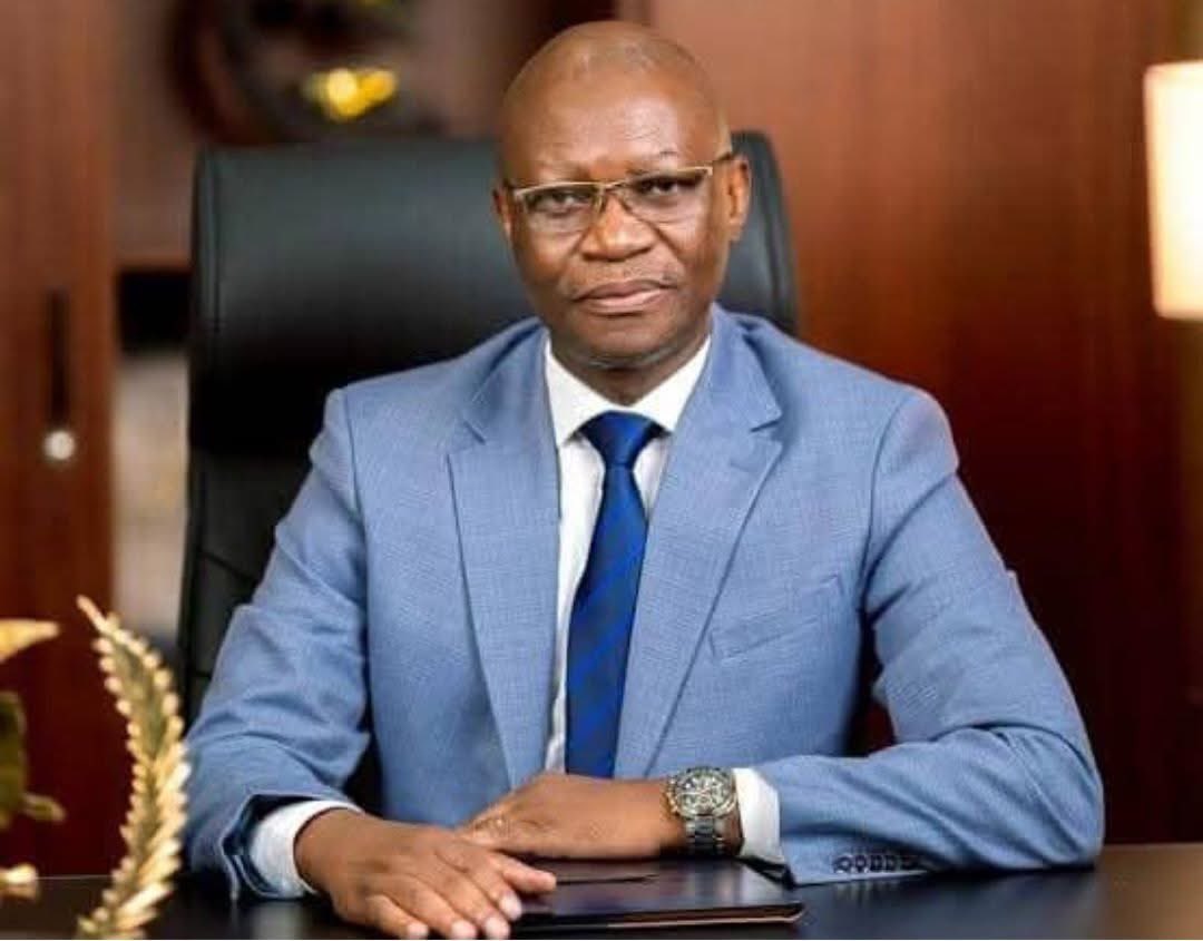DBeledu's tweet photo. Depuis sa nomination en mars 2023, le Dr Kamba a méthodiquement transformé le ministère en une véritable entreprise familiale :

- Directeur de Cabinet : Dr Romain Muboyayi, ami du ministre.

- Présidente de l’Autorité Congolaise de Régulation Pharmaceutique : Francine Ilela, son épouse.

- Directeur Général de l’Agence Nationale d’Ingénierie Clinique et du Numérique de la Santé : Jean Thierry Kalombo, son neveu.

- Directeur des Ressources Humaines au Fonds pour la Promotion de la Santé : Norbert Kabeya Nsua Luendu, son frère.

- Directeur de l’Hygiène aux Frontières : Dr Wivine Ngandu, très proche du ministre.

- DG de l’Institut National de Santé Publique : Dr Dieudonné Mwamba Kazadi, un parent revenu du Canada.

Cette "République des copains" rivalise avec celle de certains de ses collègues ministres accusés de clientélisme, comme Jean-Lucien Bussa, Ministre de l’Aménagement du Territoire.

Dr Samuel Roger Kamba Mulamba : Quand le Ministère de la Santé devient un fief familial au détriment du peuple.

De Tchèques Bukasa
