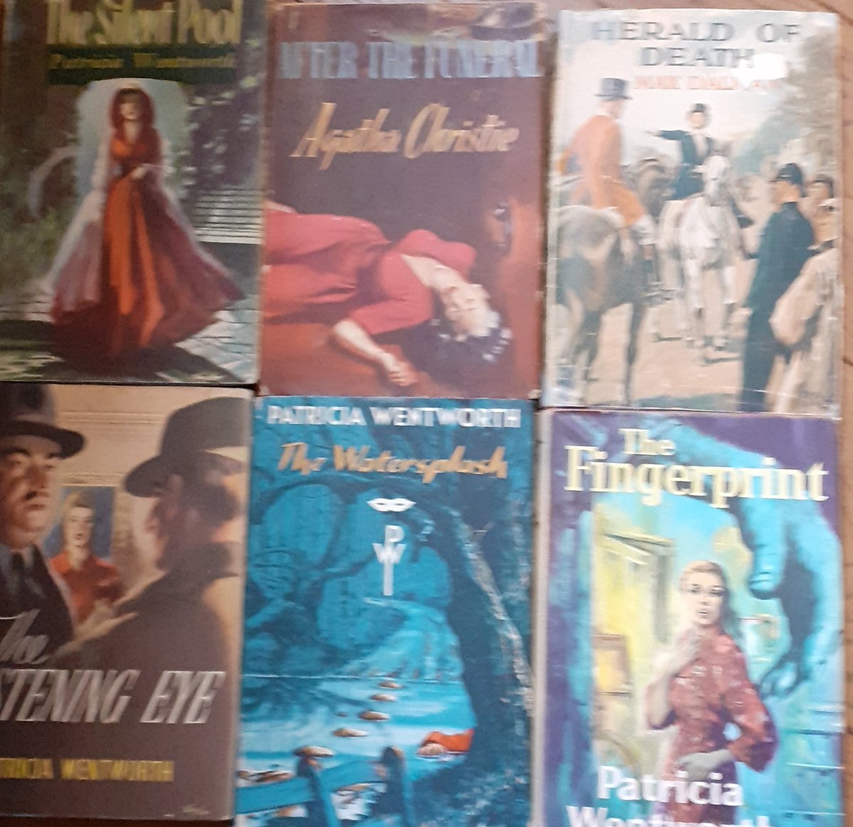 #murdereverymonday
Red seems to be popular colour with cover artists. 
(Sorry, photo a bit blurry 😳)