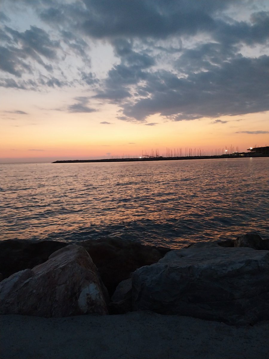 Dei miei dubbi
delle tue attenzioni
dei pensieri non detti
e di questi giorni 
#MagariQualcosaResta