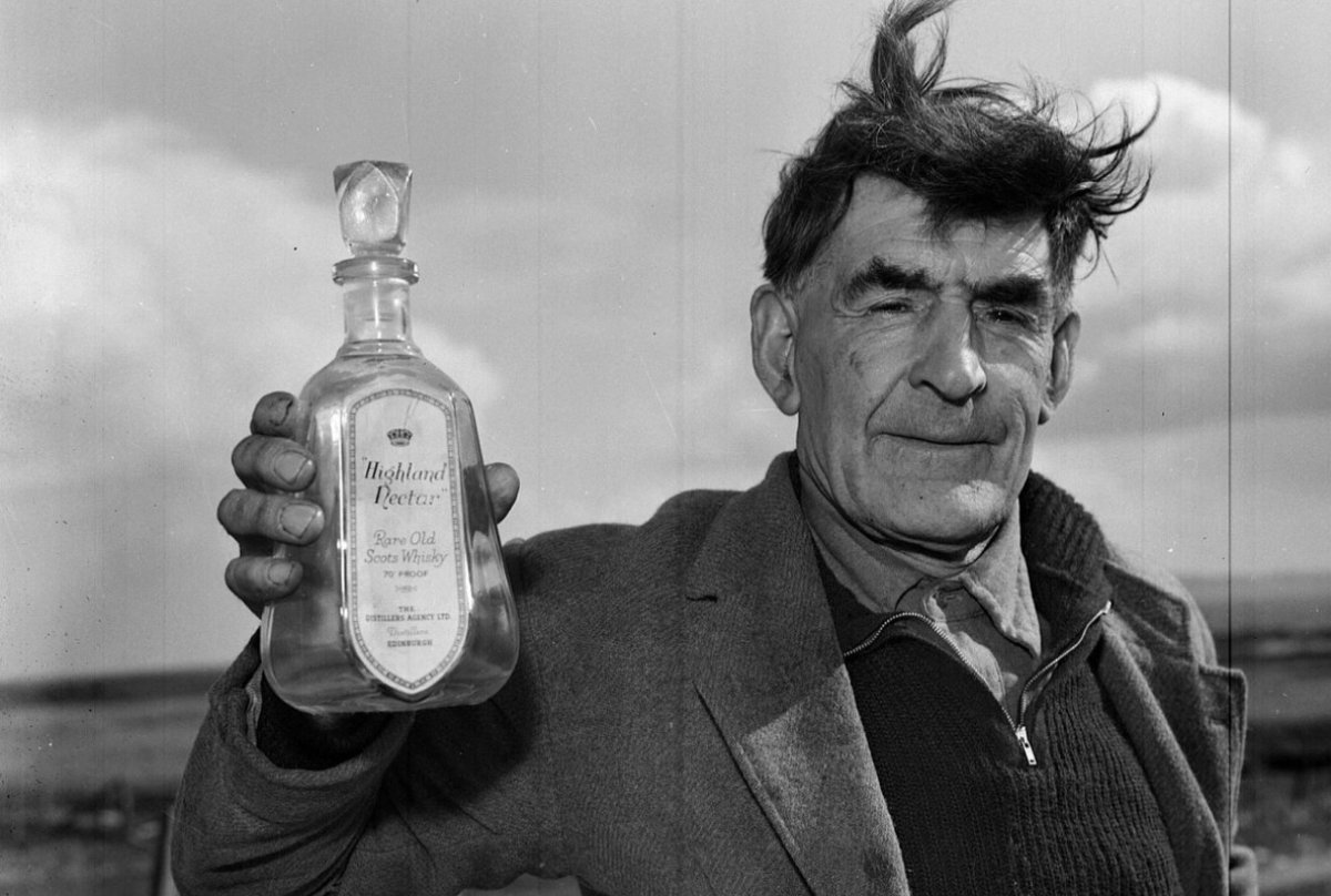 En febrero de 1941, en plena Segunda Guerra Mundial, el barco mercante SS Politician encalló frente a la isla de Eriskay, en Escocia. A bordo llevaba un cargamento que desató una de las “fiestas” más famosas del siglo XX: 264.000 botellas de whisky

Tira del hilo 🧵👇🏽👇🏽👇🏽