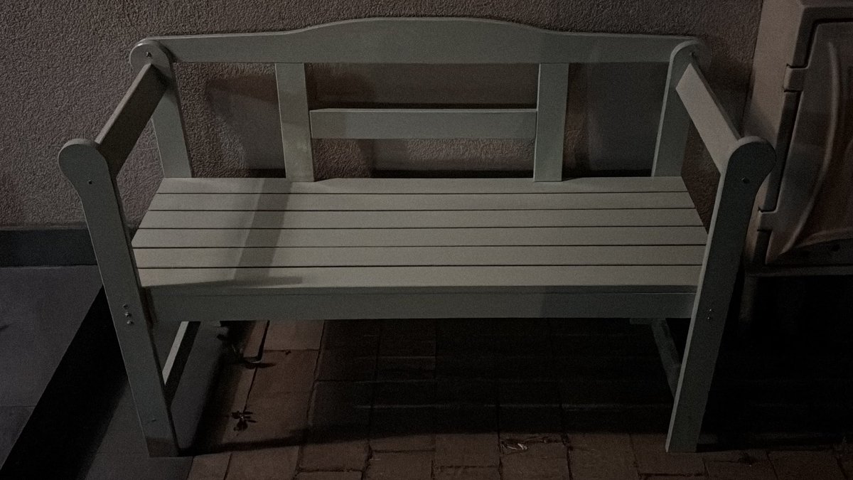 1. 20 minut przygotowań
2. 30 minut skręcania
3. 15 minut poszukiwań nakrętki w trawie (co za debil skręca meble na trawie?!?)
4. 22 godziny odpoczynku
5. 30 minut na jazdę do rodziców
6. 20 sekund skręcania
7. 4 minuty rozkręcania starej ławeczki 
8. Uśmiech żony - bezcenny 😍