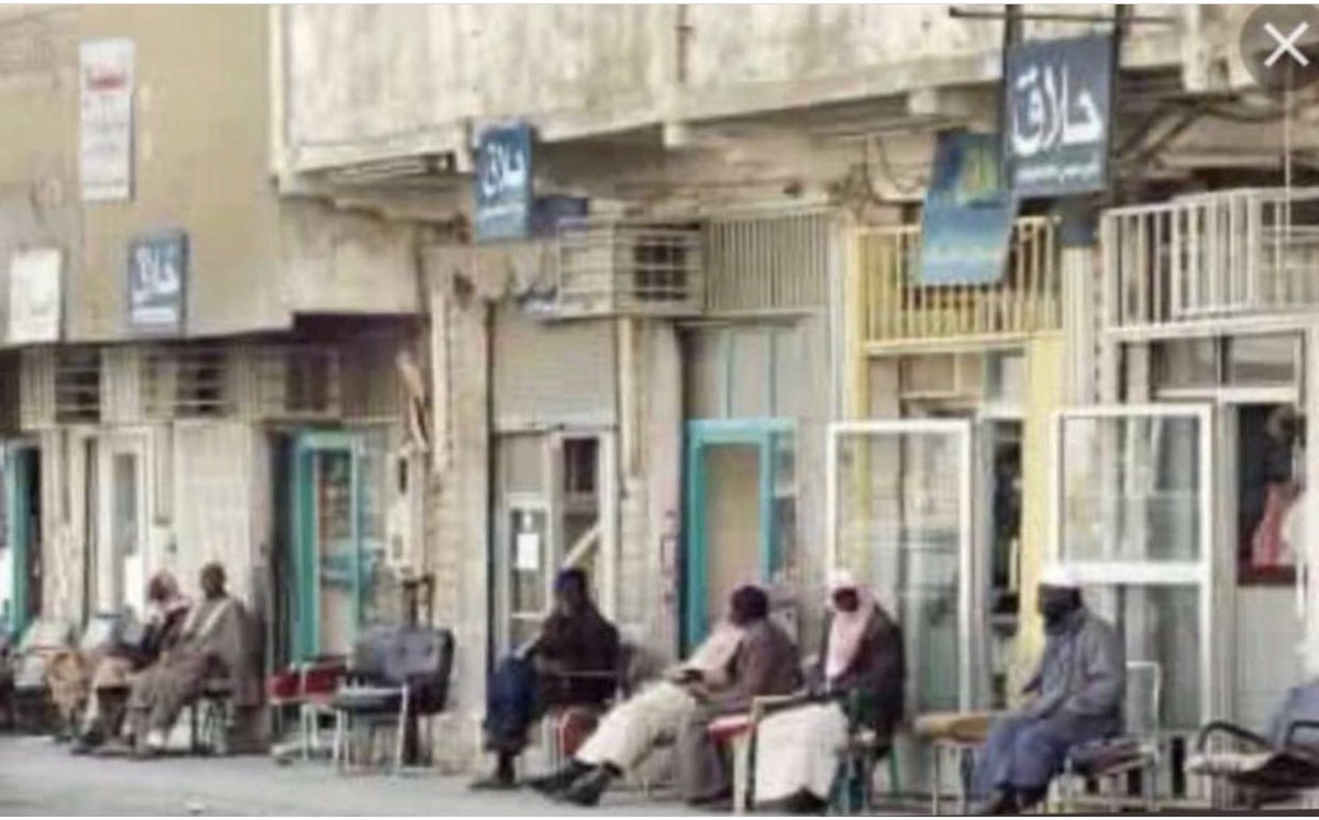 📌مساكين… يخيَّل إليهم أنهم أوصياء السماء وحراس الغيم، وأن مفاتيح الوعي المناخي لا تُسلَّم إلا بأختام الوظائف الحكومية أو أرصدة العقود المليارية للشركات المنتفعة. 

أما غيرهم من الهواة، فمجرد عابري سبيل يُلصقون بهم لقب الدخلاء، كما لو كانوا حجامين يطرقون أبواب طب لا يعترف بهم.