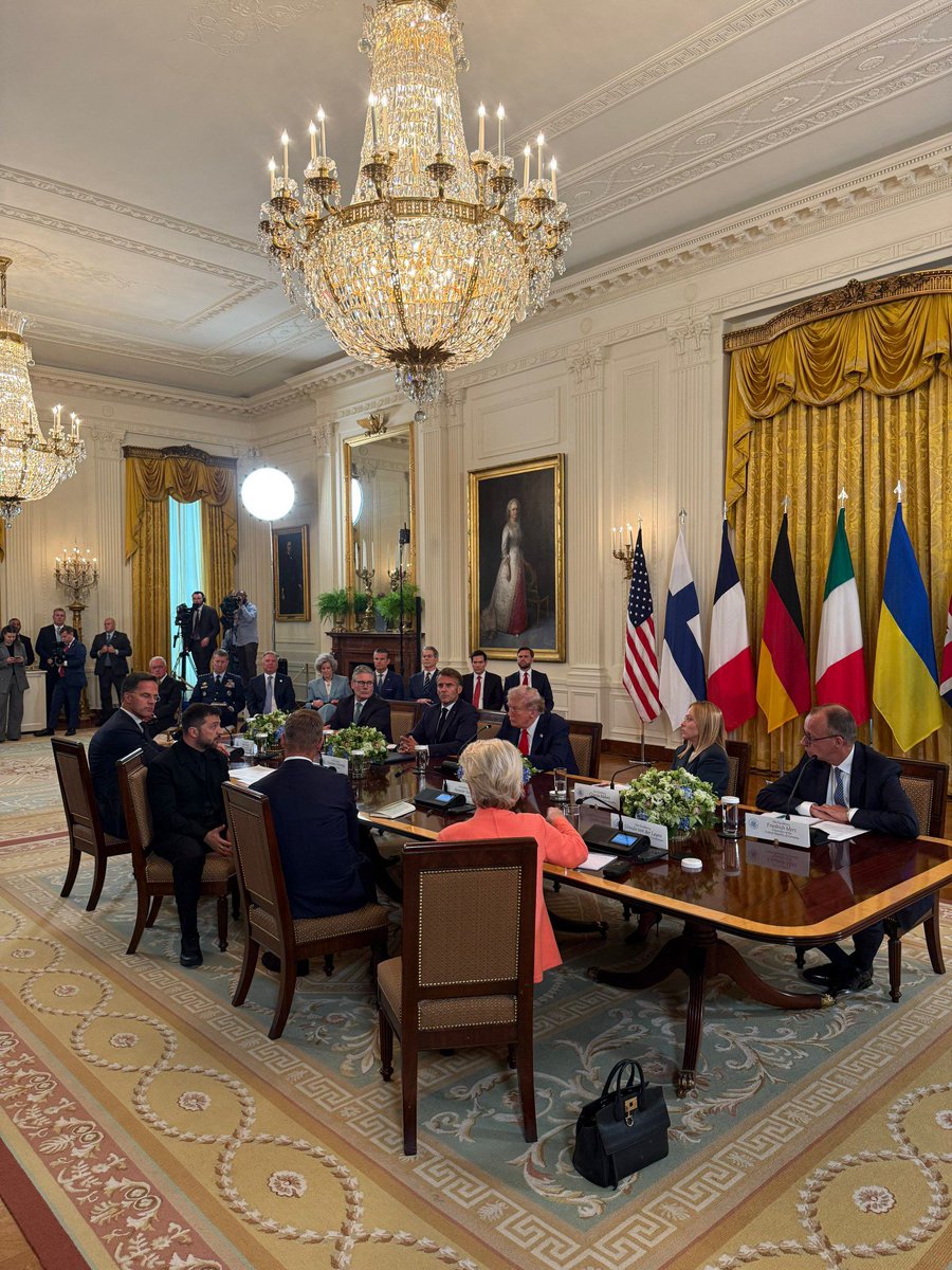 زيلينسكي بين ترامب وقادة أوروبا في البيت الأبيض