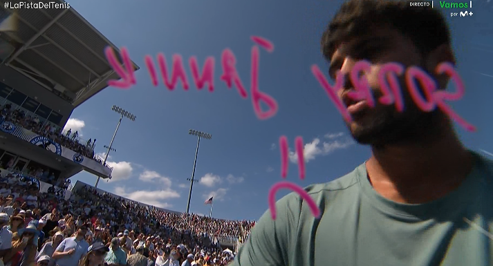 marca's tweet photo. "Sorry Sinner" escribió Alcaraz en la pantalla donde firma el vencedor

#CincyTennis https://t.co/gDyEYISefM