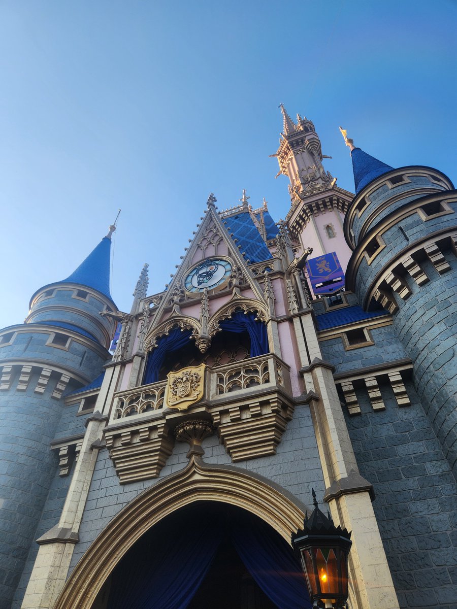 Thursday 21 August

Today’s Daily Picture Theme is ‘Entrance'

RT or reply with your own photo 

Tomorrow’s theme will be ‘Flowers'

#DailyPictureTheme

Disney knows how to create an entrance!