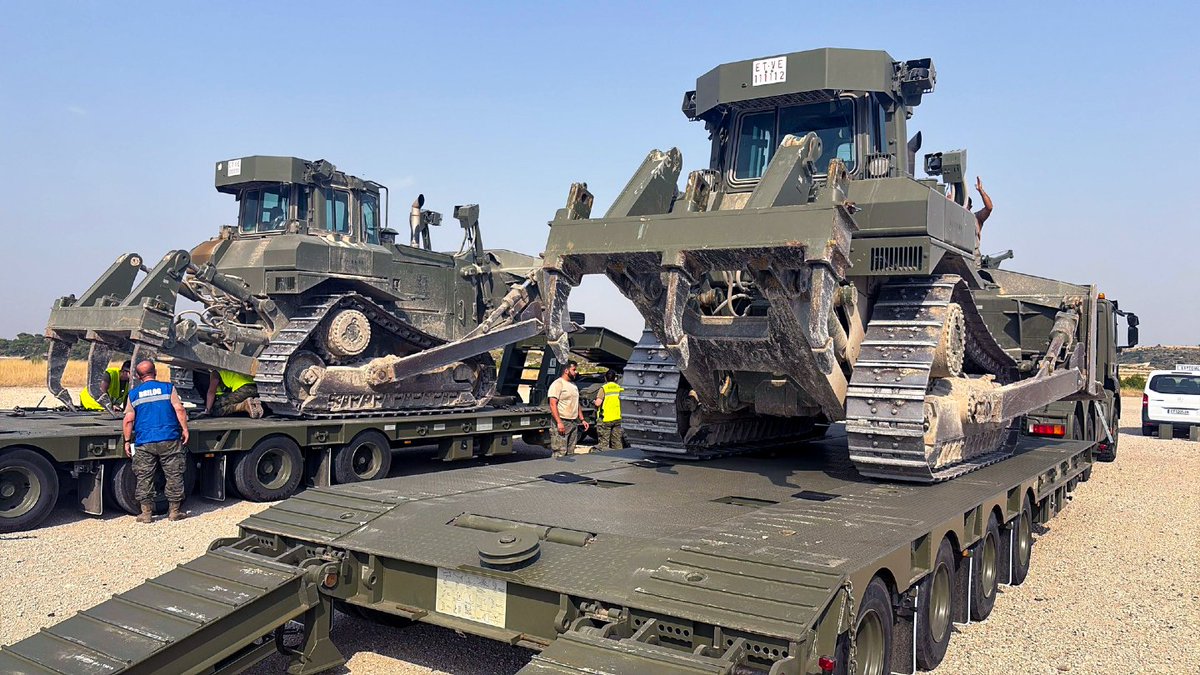 🚨 #IFLeón | El Gobierno de España refuerza el operativo con el Ejército y la UME.
👩‍🚒 Más de 250 militares desplegados
🚜 Maquinaria pesada del Regimiento de Ingenieros nº 11 en la base “Conde de Gazola”
🚑 Vehículos de apoyo, camiones y ambulancias