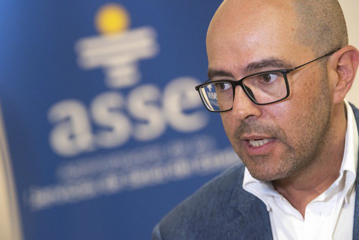 Fedecasaretto's tweet photo. DANZA DEBE DAR UN PASO AL COSTADO
Está claro que por ley es incompatible integrar el Directorio de ASSE y simultáneamente ejercer la profesión de la forma que lo hace el Dr. @DanzaAlvaro.
Este mismo Presidente se fue de licencia a pocas semanas de haber asumido el cargo y en medio de la alerta roja por las personas en situación de calle.
En el año 2020 desde el MSP me ofrecieron la Dirección Departamental de Salud. Sin existir una ley que lo prohibiera, entendí éticamente inaceptable el ofrecimiento por los vínculos que mantenía con instituciones de salud del departamento.
No se puede estar de los dos lados del mostrador.
Danza debe renunciar inmediatamente y de no ser así, el Presidente @OrsiYamandu debe exigirle la renuncia.