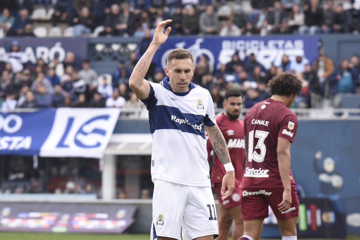 #CGE #GELP 🩺 En las próximas horas, NORBERTO BRIASCO se deberá someter a estudios para constatar si sufrió una lesión este domingo en el Bosque 

❌ El delantero podría haber sufrido una lesión o incluso un desgarro. Poco probable su presencia el sábado 

📸 <a href="/marina_espeche/">Marina Espeche</a>