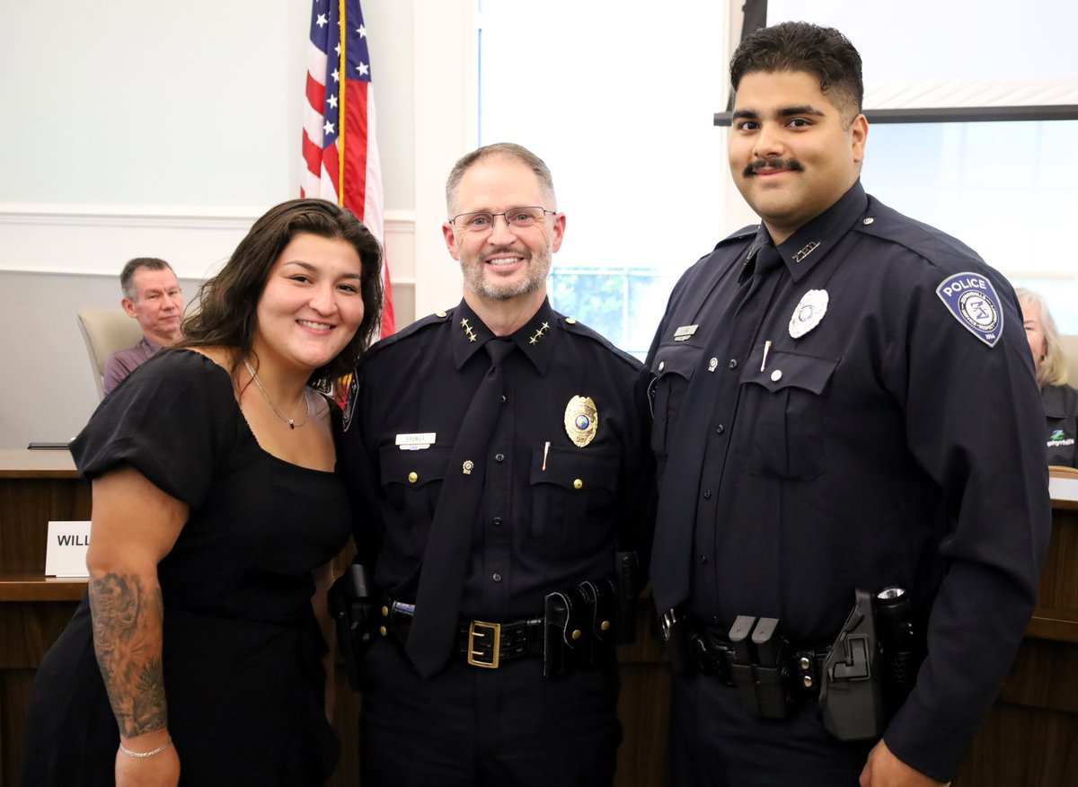 ZephyrhillsPD's tweet image. Last week, Chief Derek Brewer proudly swore in Officer Alexander Diaz to the @ZephyrhillsPD!

Diaz completed his training at Withlacoochee Technical College and began his career in Hernando County, where he gained over a year of valuable service before deciding to serve Z-Hills.