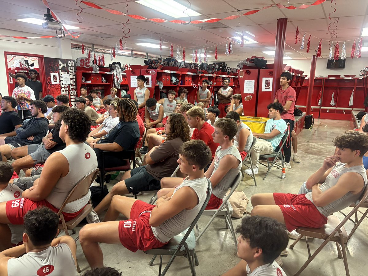It’s a Great Day to be a Sweetwater Mustang! Thank you to the THSCA and Stephen Mackey for helping promote better sportsmanship through the Texas Way. 
#Respect
#TheTexasWay
#THSCA 
<a href="/THSCAcoaches/">THSCA</a> <a href="/2Wordstv/">2Words</a>