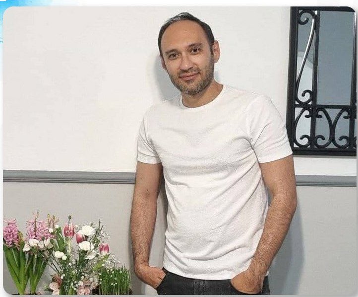 #امیرحسین_موسوی یکی از میلیونها جوانان ناشناسی که تنها به خاطر باور و صدای حق‌طلبانه‌اش پشت میله‌هاست. هیچ دیواری نمی‌تواند روشنایی اندیشه و آزادی را خاموش کند. او تنها نیست، ما کنار او ایستاده‌ایم و باور داریم که روزی در کنار ما و در هوای آزاد نفس خواهد کشید
#همكارى_ملى