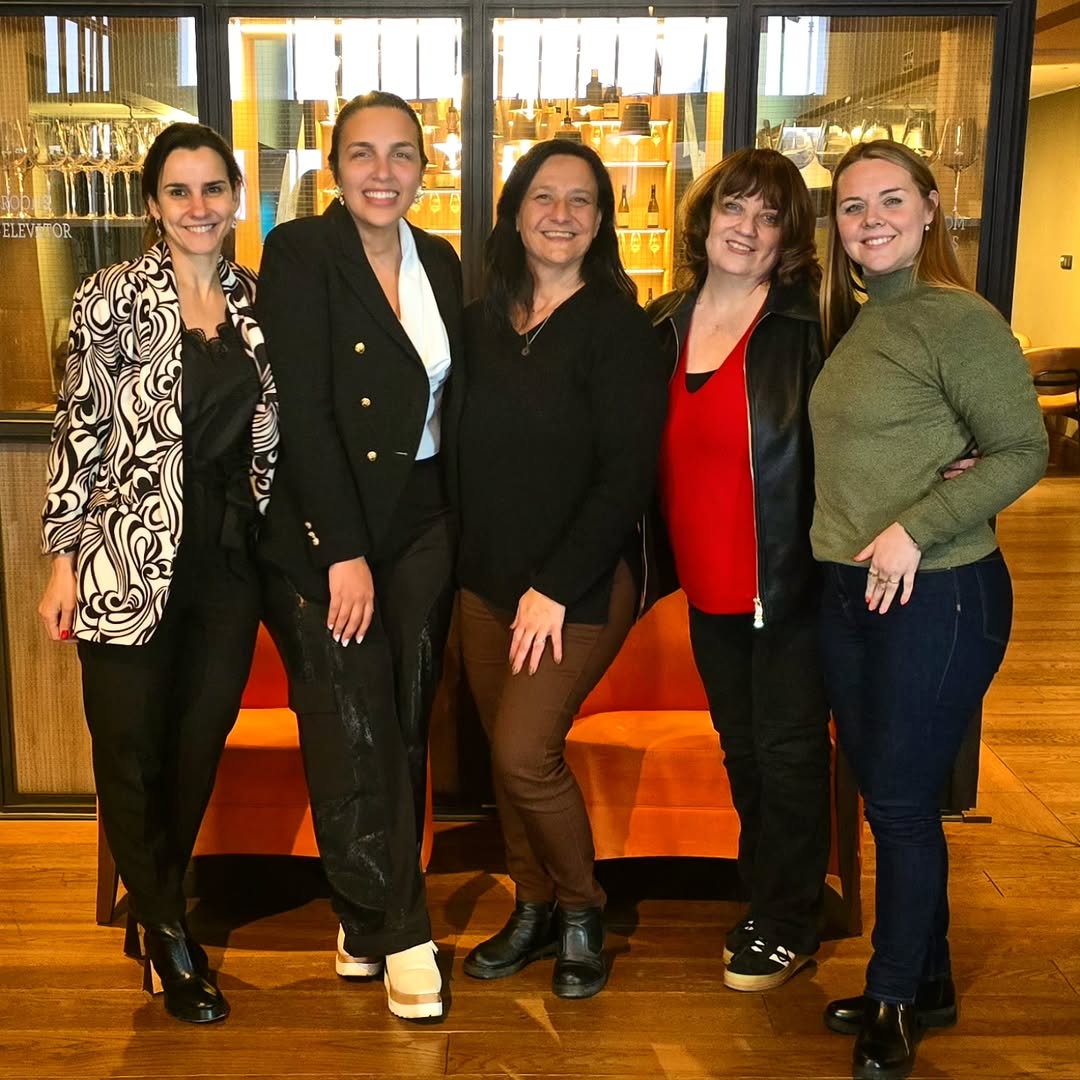 ✈️ Hoy recibimos en Uruguay al equipo de Kinetic Corp para el #AgileSummitUY 2025 🚀

👩‍💼 Iris Gastañaga – CEO
👩‍💻 Giada Gentili y Lorena Cagliero – Strategic Content Committee

¡Rumbo a este 20 de agosto en Hyatt Centric Montevideo! 🙌✨