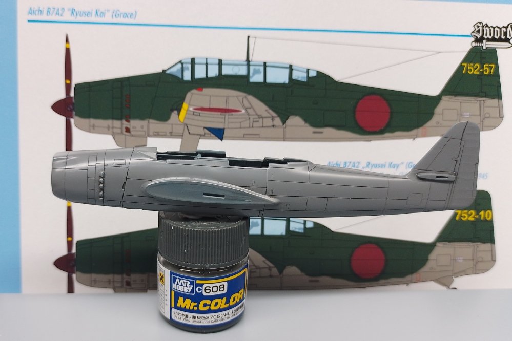 Sword 1/72 流星改
消えたモールドの掘り直しンゴねぇ。
まずは胴体から。ンゴ。
パッケージ裏のイラストの様な縦方向にボリュームがあってエンジンカウルから風防までの傾斜がきついスタイルの立体物も見てみたいンゴねぇ。そっちの方が好みでカッコいいンゴ。