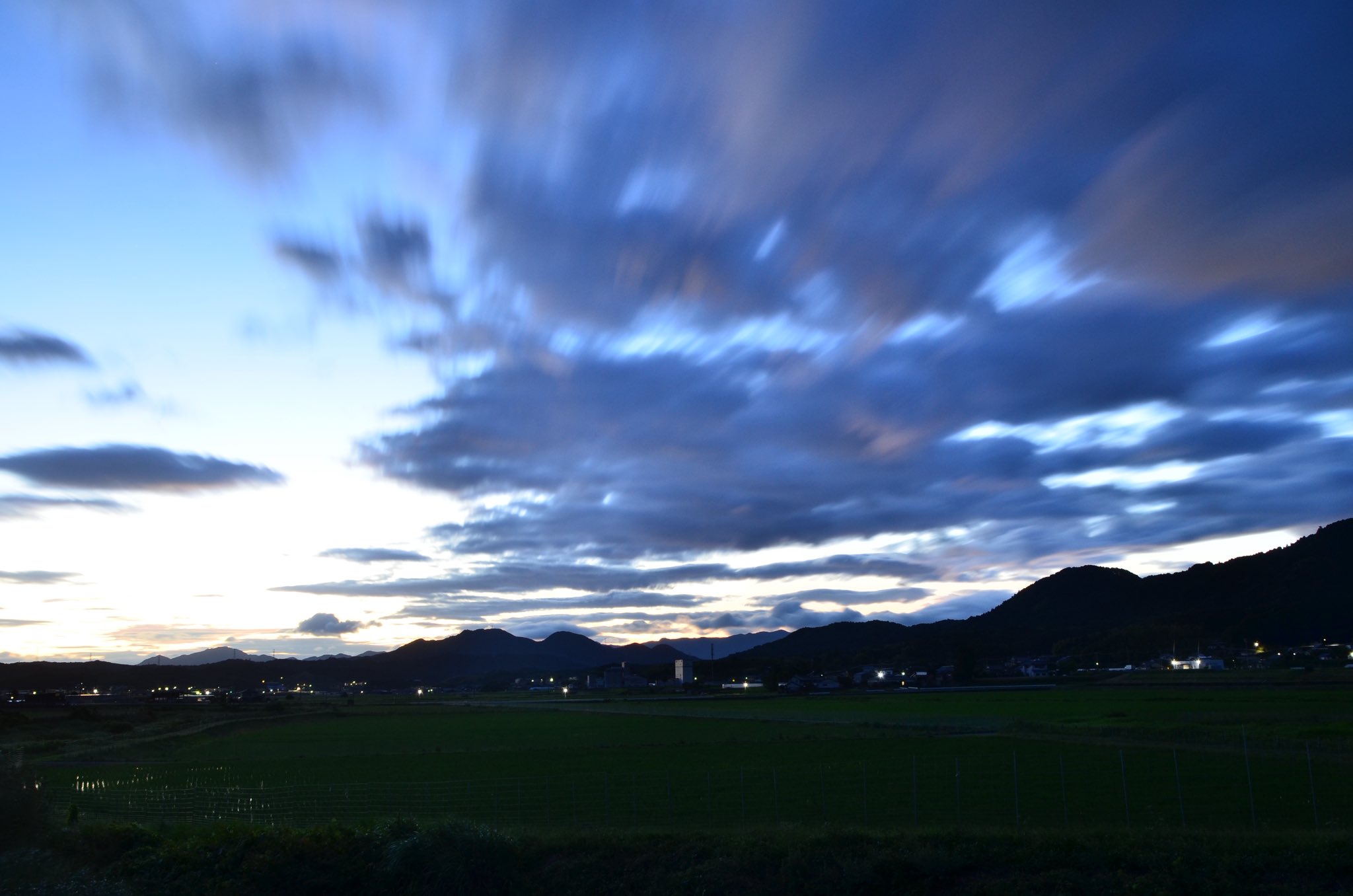 湖 風景画 （R） 湖の写真 - 無料の高画質写真をダウンロード | Freepik