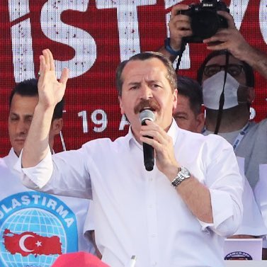 HakanTGtepe's tweet photo. Memur-Sen Genel Başkanı Ali Yalçın’a açıkça sesleniyoruz:

30 Nisan’da külliyede Cumhurbaşkanımıza yaranmak için diliniz adeta zımparaya döndü. 
Bugün ise işçilerin aldığı üç kuruşluk zammı hedef gösterip parmak sallamanız, kendi beceriksizliğinizi örtmeye çalışmaktan başka bir şey değildir.

Memur toplu iş sözleşmesinde masada gösterdiğiniz acziyetin faturasını işçilere kesemezsiniz. 
İşçilerin alın terini dilinize dolamanız, hem emeğe hem de sendikacılığın onuruna saldırıdır.

Biz işçiler olarak şunu çok iyi biliyoruz: İşçinin kazandığı haklara göz dikmek, emeğe düşmanlık etmektir.
Sendikacılık; üyelerin hakkını korumak, emeğin gücünü büyütmekle yapılır. Başarısızlığınızı işçiler üzerinden algı operasyonu yaparak gizleyemezsiniz.

Kamuoyuna ilan ediyoruz:
İşçiler sahipsiz değildir!
Hiç kimse emeği hedef göstererek kendi koltuğunu koruyamayacaktır.

Tüm Sağlık-İş Sendikası olarak emeğin, alın terinin ve adaletin yanında dimdik durmaya devam edeceğiz. 
Kim işçiyi karalamaya kalkarsa karşısında bizi bulacaktır.

@MemurSenKonf 
@_aliyalcin_