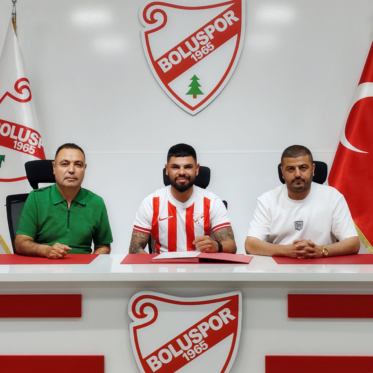 Boluspor's tweet photo. Kulübümüz Lucas Lima ile 2 yıllık sözleşme imzalamıştır. 

Lucas Pedro Alves de Lima, 10 Ekim 1991’de Brezilya’nın Estação kentinde doğdu. Sol bek mevkiinde görev yapan sol ayaklı futbolcu, kariyerine Brezilya’da Criciúma altyapısıyla başladı, sonrasında Internacional (Paraná’ya kiralık), Botafogo, Goiás (kiralık), ABC’de forma giydi. Brezilya’da Internacional ile 2012 Campeonato Gaúcho, Botafogo ile 2013 Campeonato Carioca şampiyonlukları yaşadı. 2015’te Portekiz’in Arouca takımına, ardından Fransa’nın Nantes kulübüne transfer oldu. 2019’dan itibaren Suudi Arabistan’daki Al-Ahli forması giydi, 2021 itibarıyla Türkiye Süper Lig takımlarından İstanbul Başakşehir’e katıldı. Süper Lig’de Başakşehir formasıyla 110 maçta yer aldı.