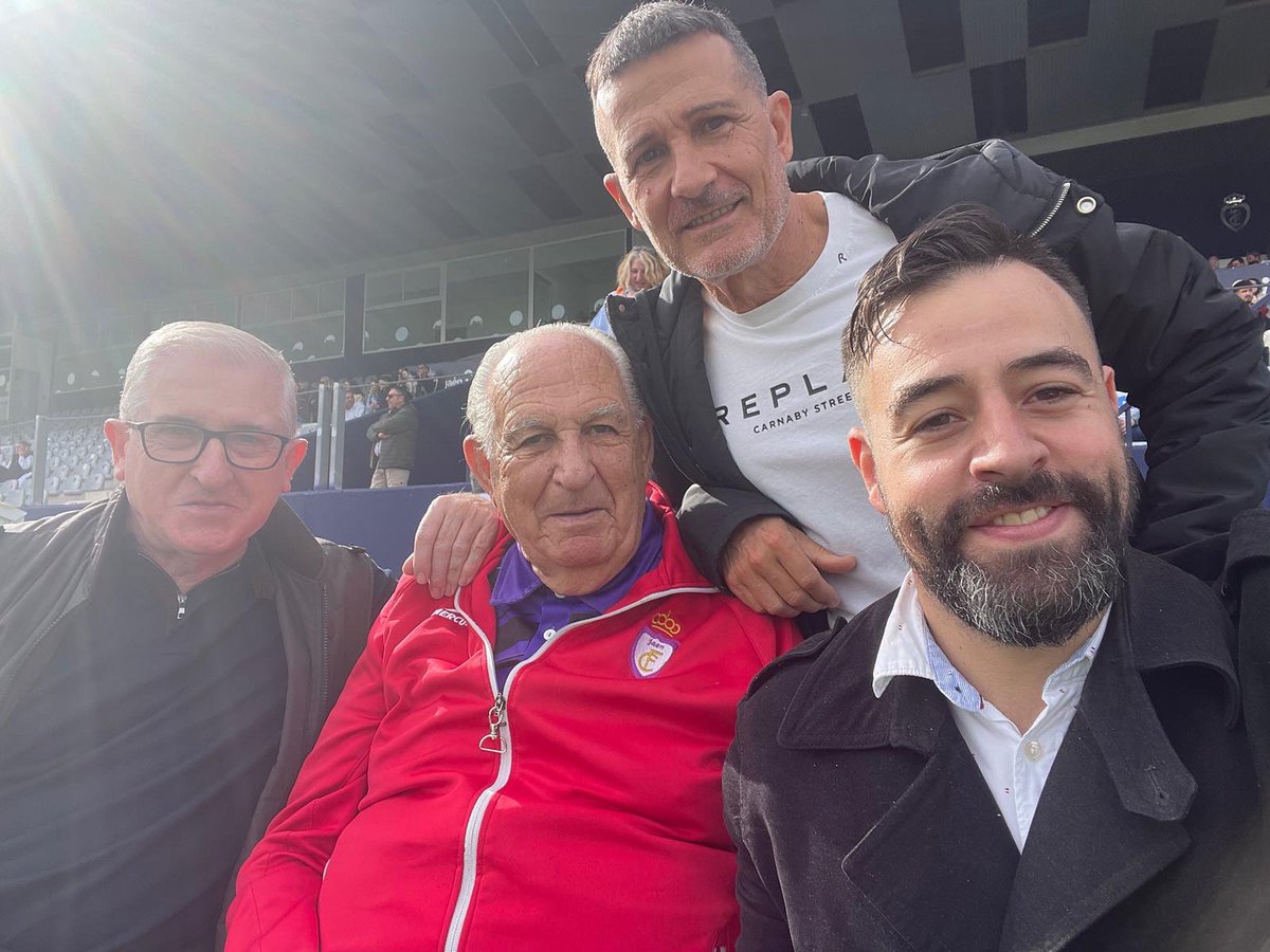 Juanjoarmijo's tweet photo. Amigo Juan Murgado, nuestro querido “Doctor”.
Otro pedazo de leyenda de nuestro @realjaencf que se va al cielo de los peloteros donde sus amigos ya lo están buscando para esa “agüita para la negrita” de los descanso
Que vacío nos dejas amigo Juan. 💜💜💜💜 https://t.co/45MDePdcDj